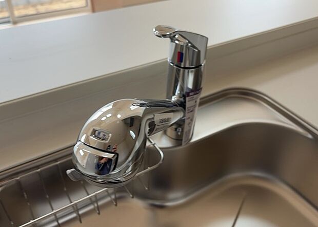 【キッチン水栓】キッチン水栓は、毎日必ず使うものだからこそ、使いやすさが重要です。シャワーヘッドの切り替えがスムーズか、吐水量が調節できるか、水しぶきが飛び散りにくい構造か、浄水機能が付いているかなど、日々の家事を快適にするための機能が数多くあります。また、デザインも多種多様なので、キッチン全体の雰囲気に合わせたものを選ぶことができます。