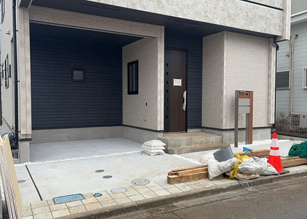 【駐車場】駐車場と明記されていても、最小スペースでつくられた駐車場だと大型車は駐車できなかったり、出入りしにくくなったりする可能性があります。お車のサイズと購入したい物件の駐車場のサイズを現地で確認しましょう。
