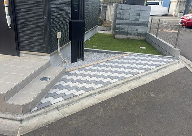 【庭】庭があることでガーデニングや家庭菜園はもちろん、こどもの遊び場やペットを放して遊ぶことができます。また、家の周囲に余裕があるということです。隣地との間があれば、十分な日当たりと、風通しが確保できます。