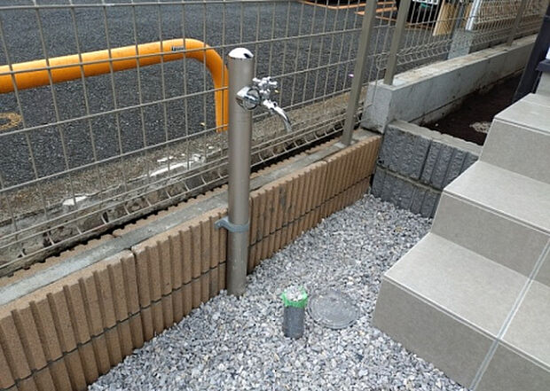 【その他設備】敷地内には、散水栓や立水栓があります。水道水を直接利用できるため、水を運ぶ手間を省くことが出来ます。大量の水を必要とする洗車作業や清掃などに役立ちます。その他設備とあわせて、現地でご確認ください。
