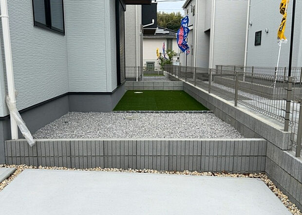 【庭】庭があることでガーデニングや家庭菜園はもちろん、こどもの遊び場やペットを放して遊ぶことができます。また、家の周囲に余裕があるということです。隣地との間があれば、十分な日当たりと、風通しが確保できます。