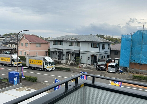 【物件からの展望】眺望を気にして物件を探す場合、前面に建物が建っていないか現地で確認しましょう！前面に建物があると景色はもちろん、日当たりや風通しにも影響が出てきます。住んだ時のことを想像しながら現地見学をしましょう。