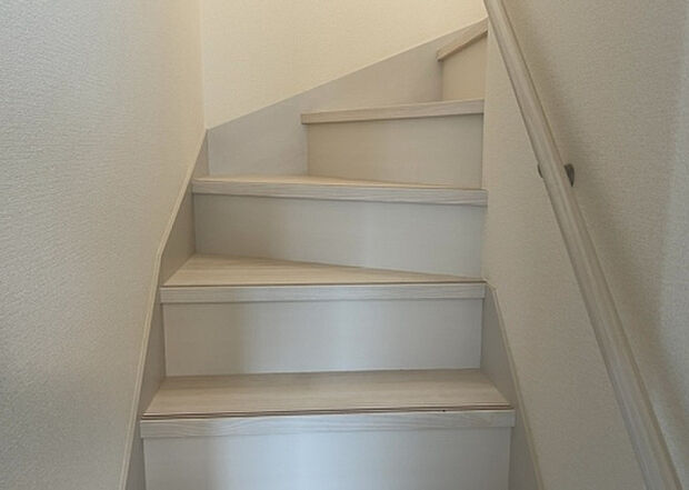 【内装】建物の上下階の通路である階段は、その位置によって動線や室内の印象が大きく左右されます。手摺にも重要な役割があり、転倒の防止・歩行や動作を円滑にして日常生活を支えることを主な目的として設置されています。