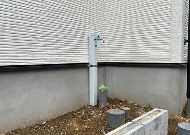 【その他設備】敷地内には、散水栓や立水栓があります。水道水を直接利用できるため、水を運ぶ手間を省くことが出来ます。大量の水を必要とする洗車作業や清掃などに役立ちます。その他設備とあわせて、現地でご確認ください。
