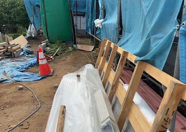 【庭_2】庭のある家に住むことのメリットとして、子どもたちの遊び場を確保できること、ガーデニングや家庭菜園を楽しめること、明るさを確保できることがあります。また、配置を工夫することでプライバシーが確保できます。