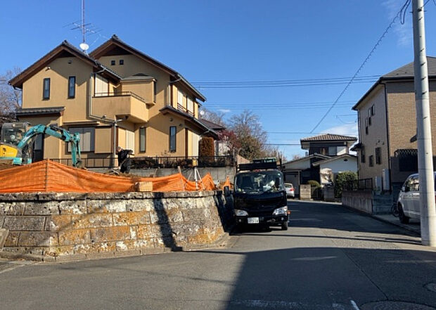 【前面道路含む現地写真_2】前面道路の幅員や歩道の有無、近隣の建物との距離感などは、実際の生活の利便性や安全性に大きく影響します。複数のアングルから前面道路の状況を確認することで、より具体的に生活イメージを描けます。