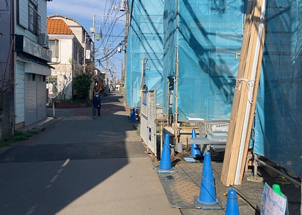 【前面道路含む現地写真_2】前面道路の幅員や歩道の有無、近隣の建物との距離感などは、実際の生活の利便性や安全性に大きく影響します。複数のアングルから前面道路の状況を確認することで、より具体的に生活イメージを描けます。
