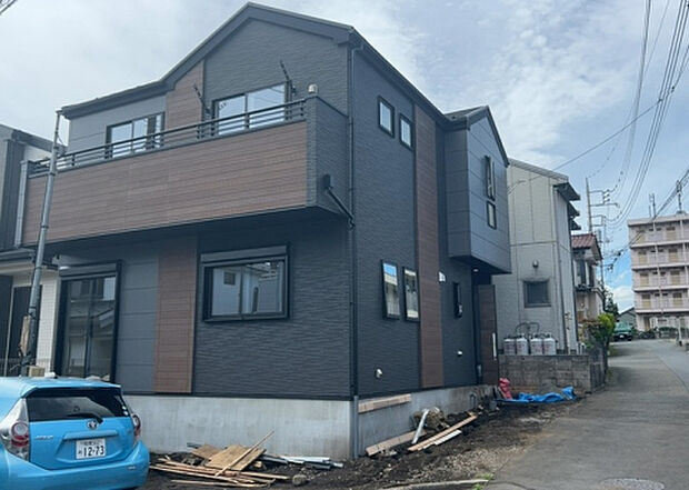 【前面道路含む現地写真_2】前面道路の幅員や歩道の有無、近隣の建物との距離感などは、実際の生活の利便性や安全性に大きく影響します。複数のアングルから前面道路の状況を確認することで、より具体的に生活イメージを描けます。
