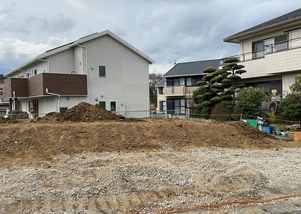 【玄関】玄関は家の顔でもあり、家族以外の目にも止まる場所です。玄関は外との間を仕切る扉、靴などをしまっておく収納スペース、靴脱ぎのたたきスペース、来客とのやり取りをするドアホンなど複数のアイテムからなります。