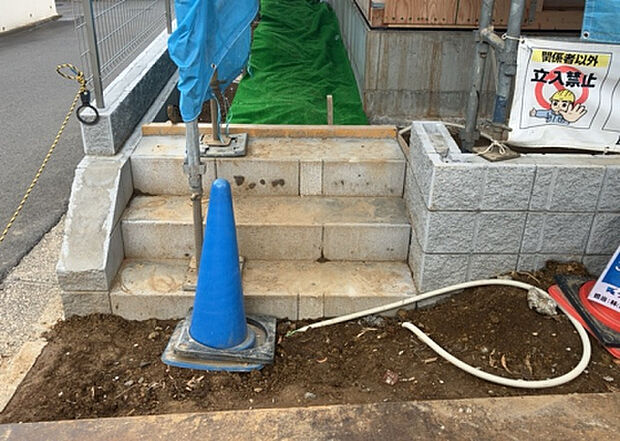 【玄関_2】玄関は、狭すぎると複数人で使いにくく、広すぎても無駄な空間になりがちです。最低2畳を目安にして、家の広さとの兼ね合いや家族の人数を考慮して決めるとよいでしょう。現地を見学して快適な玄関を選びましょう!