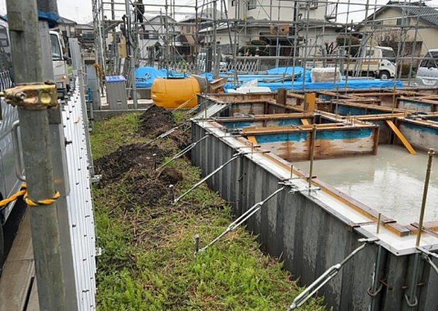 【庭_2】庭のある家に住むことのメリットとして、子どもたちの遊び場を確保できること、ガーデニングや家庭菜園を楽しめること、明るさを確保できることがあります。また、配置を工夫することでプライバシーが確保できます。