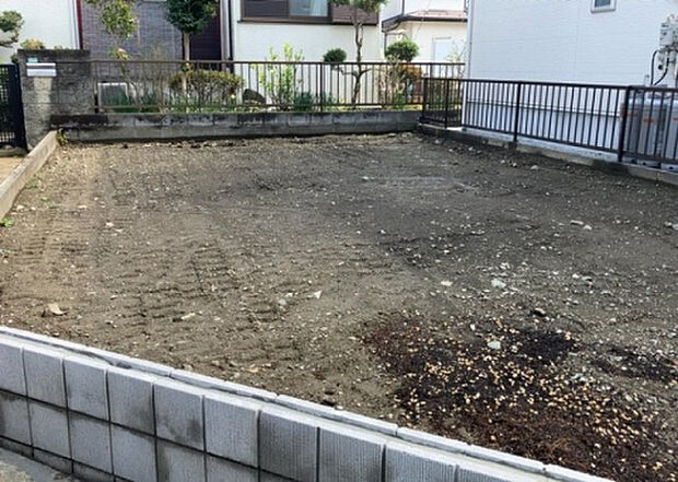 【外観_3】現地に行くなら、物件の周囲の地形がどうなっているかを見ることも大切です。周辺より低くなっている土地では、大雨などで水が集まりやすいため、地盤が弱くなっているということも考えられるため、注意が必要です。