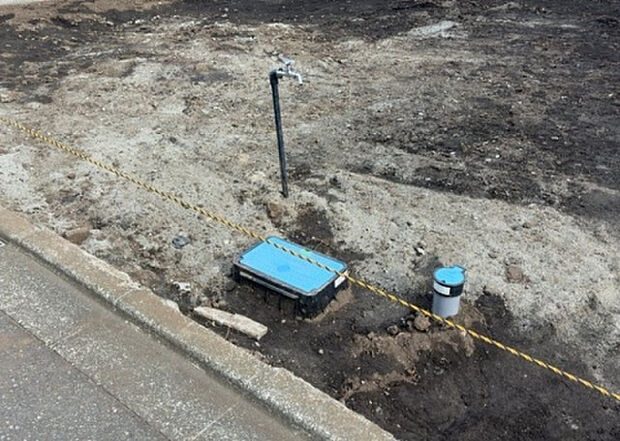 【その他設備】敷地内には、散水栓や立水栓があります。水道水を直接利用できるため、水を運ぶ手間を省くことが出来ます。大量の水を必要とする洗車作業や清掃などに役立ちます。その他設備とあわせて、現地でご確認ください。