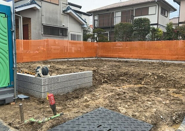 【外観_3】現地に行くなら、物件の周囲の地形がどうなっているかを見ることも大切です。周辺より低くなっている土地では、大雨などで水が集まりやすいため、地盤が弱くなっているということも考えられるため、注意が必要です。