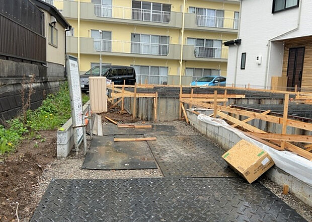 【外観_3】現地に行くなら、物件の周囲の地形がどうなっているかを見ることも大切です。周辺より低くなっている土地では、大雨などで水が集まりやすいため、地盤が弱くなっているということも考えられるため、注意が必要です。