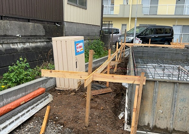 【庭_2】庭のある家に住むことのメリットとして、子どもたちの遊び場を確保できること、ガーデニングや家庭菜園を楽しめること、明るさを確保できることがあります。また、配置を工夫することでプライバシーが確保できます。