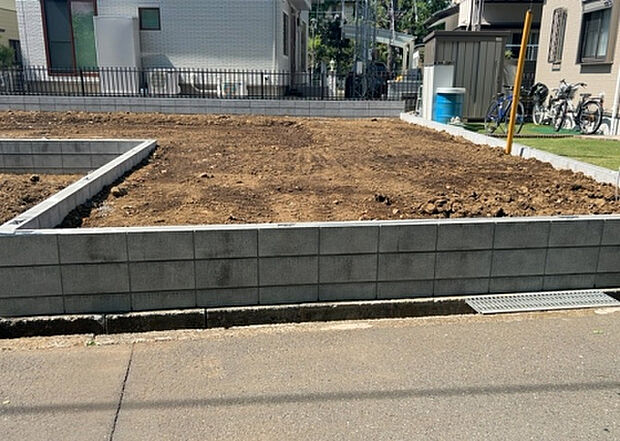 【庭_2】庭のある家に住むことのメリットとして、子どもたちの遊び場を確保できること、ガーデニングや家庭菜園を楽しめること、明るさを確保できることがあります。また、配置を工夫することでプライバシーが確保できます。