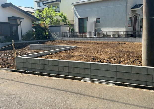 【前面道路含む現地写真_2】前面道路の幅員や歩道の有無、近隣の建物との距離感などは、実際の生活の利便性や安全性に大きく影響します。複数のアングルから前面道路の状況を確認することで、より具体的に生活イメージを描けます。
