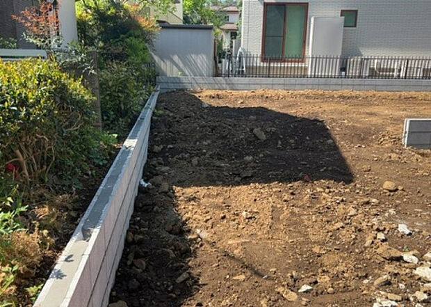 【玄関】玄関は家の顔でもあり、家族以外の目にも止まる場所です。玄関は外との間を仕切る扉、靴などをしまっておく収納スペース、靴脱ぎのたたきスペース、来客とのやり取りをするドアホンなど複数のアイテムからなります。