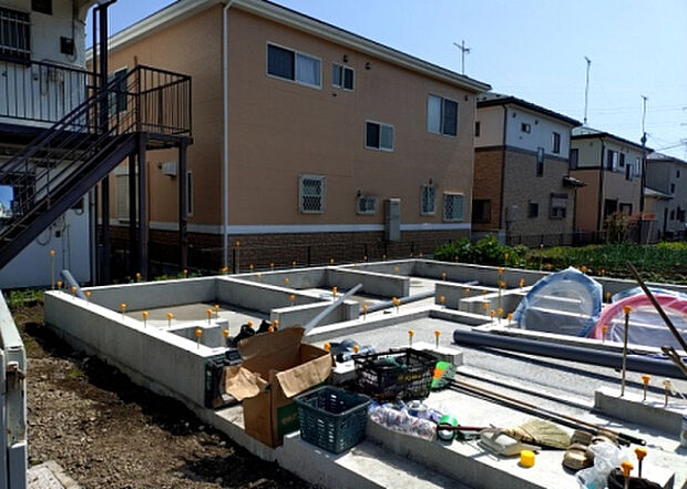 【外観_3】現地に行くなら、物件の周囲の地形がどうなっているかを見ることも大切です。周辺より低くなっている土地では、大雨などで水が集まりやすいため、地盤が弱くなっているということも考えられるため、注意が必要です。