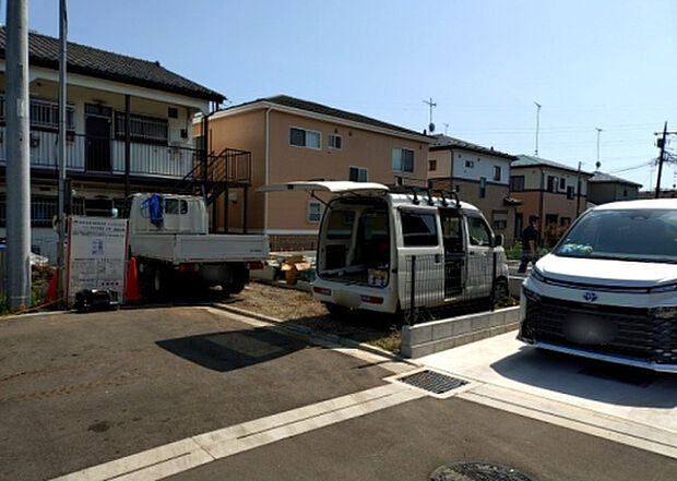 【前面道路含む現地写真_2】前面道路の幅員や歩道の有無、近隣の建物との距離感などは、実際の生活の利便性や安全性に大きく影響します。複数のアングルから前面道路の状況を確認することで、より具体的に生活イメージを描けます。