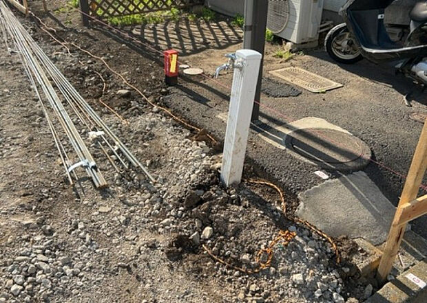 【その他設備】敷地内には、散水栓や立水栓があります。水道水を直接利用できるため、水を運ぶ手間を省くことが出来ます。大量の水を必要とする洗車作業や清掃などに役立ちます。その他設備とあわせて、現地でご確認ください。