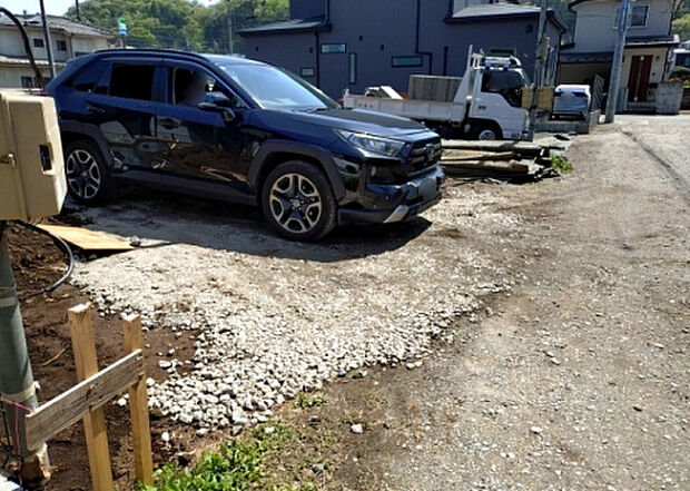 【駐車場_2】駐車場と明記されていても、最小スペースでつくられた駐車場だと大型車は駐車できなかったり、出入りしにくくなったりする可能性があります。お車のサイズと購入したい物件の駐車場のサイズを現地で確認しましょう。