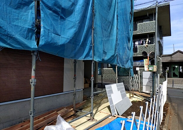 【玄関】玄関は家の顔でもあり、家族以外の目にも止まる場所です。玄関は外との間を仕切る扉、靴などをしまっておく収納スペース、靴脱ぎのたたきスペース、来客とのやり取りをするドアホンなど複数のアイテムからなります。