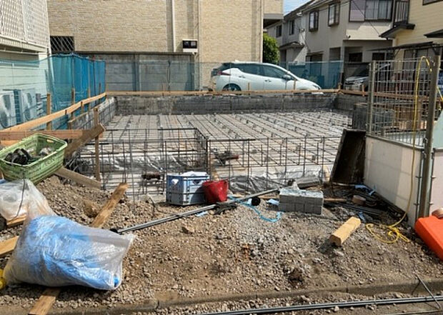 【庭_2】庭のある家に住むことのメリットとして、子どもたちの遊び場を確保できること、ガーデニングや家庭菜園を楽しめること、明るさを確保できることがあります。また、配置を工夫することでプライバシーが確保できます。