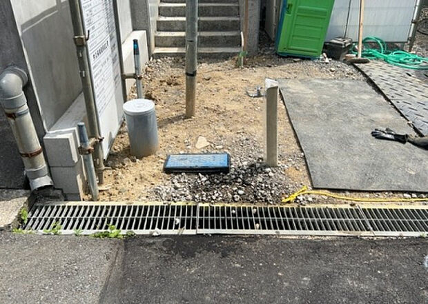 【その他設備】敷地内には、散水栓や立水栓があります。水道水を直接利用できるため、水を運ぶ手間を省くことが出来ます。大量の水を必要とする洗車作業や清掃などに役立ちます。その他設備とあわせて、現地でご確認ください。