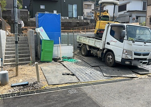 【駐車場_2】駐車場と明記されていても、最小スペースでつくられた駐車場だと大型車は駐車できなかったり、出入りしにくくなったりする可能性があります。お車のサイズと購入したい物件の駐車場のサイズを現地で確認しましょう。