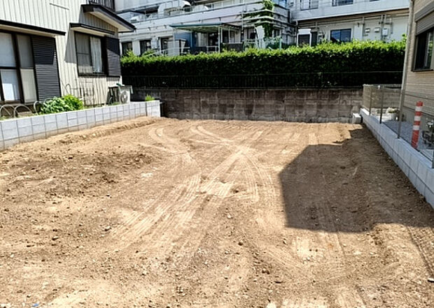 【外観_3】現地に行くなら、物件の周囲の地形がどうなっているかを見ることも大切です。周辺より低くなっている土地では、大雨などで水が集まりやすいため、地盤が弱くなっているということも考えられるため、注意が必要です。