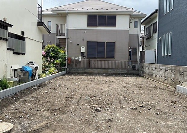 【外観_3】現地に行くなら、物件の周囲の地形がどうなっているかを見ることも大切です。周辺より低くなっている土地では、大雨などで水が集まりやすいため、地盤が弱くなっているということも考えられるため、注意が必要です。