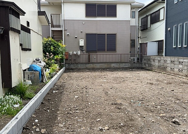 【庭_2】庭のある家に住むことのメリットとして、子どもたちの遊び場を確保できること、ガーデニングや家庭菜園を楽しめること、明るさを確保できることがあります。また、配置を工夫することでプライバシーが確保できます。