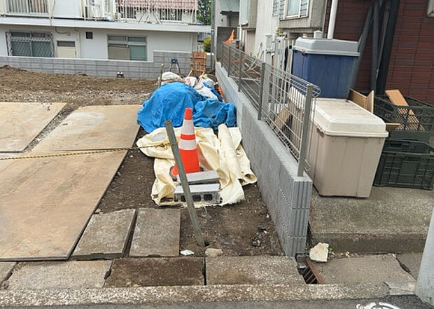 【その他設備】敷地内には、散水栓や立水栓があります。水道水を直接利用できるため、水を運ぶ手間を省くことが出来ます。大量の水を必要とする洗車作業や清掃などに役立ちます。その他設備とあわせて、現地でご確認ください。