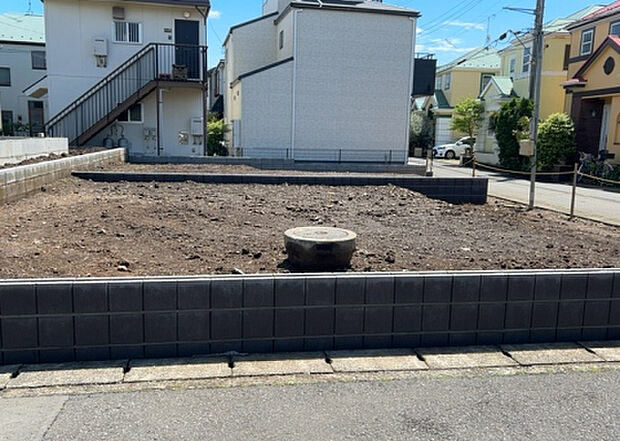 【外観_3】現地に行くなら、物件の周囲の地形がどうなっているかを見ることも大切です。周辺より低くなっている土地では、大雨などで水が集まりやすいため、地盤が弱くなっているということも考えられるため、注意が必要です。