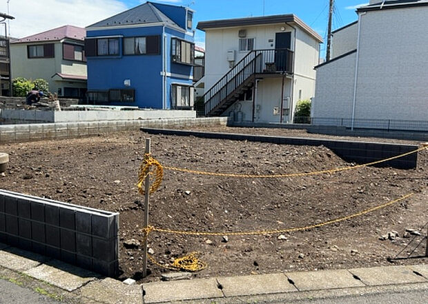 【玄関】玄関は家の顔でもあり、家族以外の目にも止まる場所です。玄関は外との間を仕切る扉、靴などをしまっておく収納スペース、靴脱ぎのたたきスペース、来客とのやり取りをするドアホンなど複数のアイテムからなります。