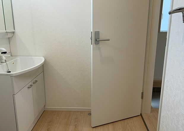 【脱衣場】多くの戸建て住宅で見かける洗面脱衣所は、洗面台と洗濯機が2畳ほどのスペースに並べられていて、洗面所が脱衣所を兼ね備えている間取りが一般的です。お客様が利用することもある、パブリックな空間でもあります。