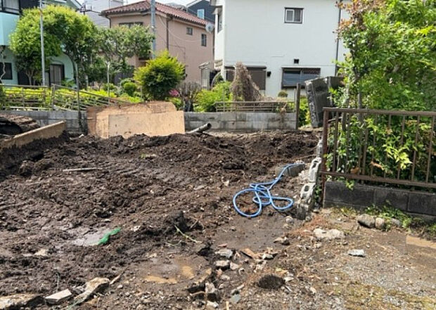 【外観_3】現地に行くなら、物件の周囲の地形がどうなっているかを見ることも大切です。周辺より低くなっている土地では、大雨などで水が集まりやすいため、地盤が弱くなっているということも考えられるため、注意が必要です。