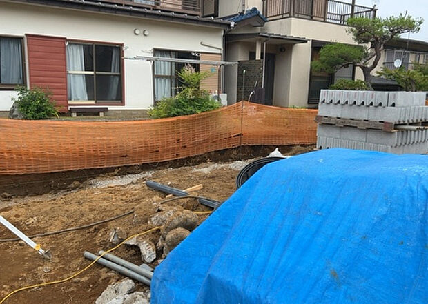 【外観_3】現地に行くなら、物件の周囲の地形がどうなっているかを見ることも大切です。周辺より低くなっている土地では、大雨などで水が集まりやすいため、地盤が弱くなっているということも考えられるため、注意が必要です。