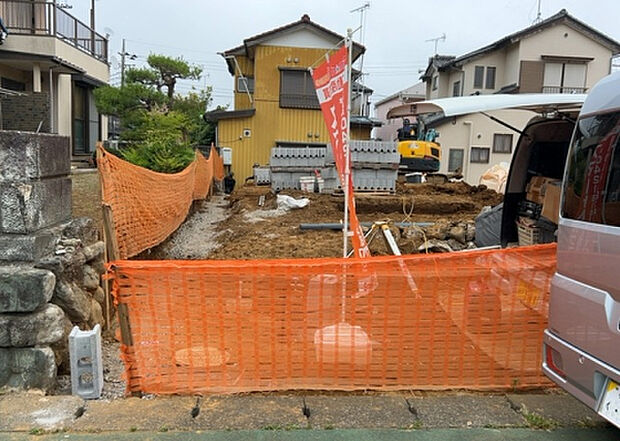 【前面道路含む現地写真_2】前面道路の幅員や歩道の有無、近隣の建物との距離感などは、実際の生活の利便性や安全性に大きく影響します。複数のアングルから前面道路の状況を確認することで、より具体的に生活イメージを描けます。
