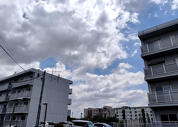 【物件からの展望_2】眺望を気にして物件を探す場合、前面に建物が建っていないか現地で確認しましょう！前面に建物があると景色はもちろん、日当たりや風通しにも影響が出てきます。住んだ時のことを想像しながら現地見学をしましょう。
