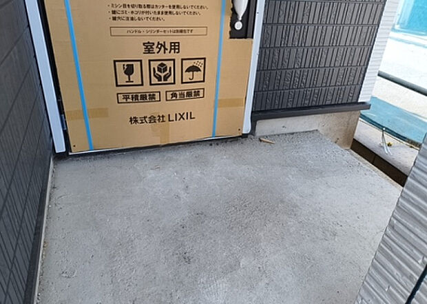 【玄関_2】玄関は、狭すぎると複数人で使いにくく、広すぎても無駄な空間になりがちです。最低2畳を目安にして、家の広さとの兼ね合いや家族の人数を考慮して決めるとよいでしょう。現地を見学して快適な玄関を選びましょう!