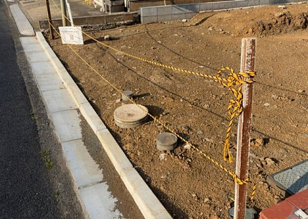 【その他設備】敷地内には、散水栓や立水栓があります。水道水を直接利用できるため、水を運ぶ手間を省くことが出来ます。大量の水を必要とする洗車作業や清掃などに役立ちます。その他設備とあわせて、現地でご確認ください。