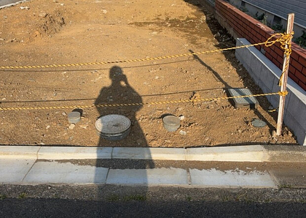 【駐車場_2】駐車場と明記されていても、最小スペースでつくられた駐車場だと大型車は駐車できなかったり、出入りしにくくなったりする可能性があります。お車のサイズと購入したい物件の駐車場のサイズを現地で確認しましょう。