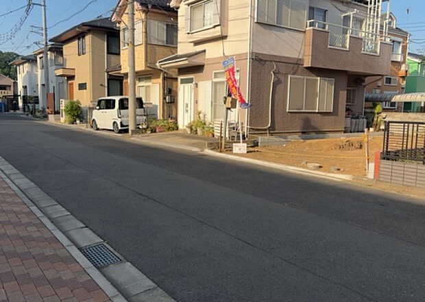【前面道路含む現地写真_2】前面道路の幅員や歩道の有無、近隣の建物との距離感などは、実際の生活の利便性や安全性に大きく影響します。複数のアングルから前面道路の状況を確認することで、より具体的に生活イメージを描けます。