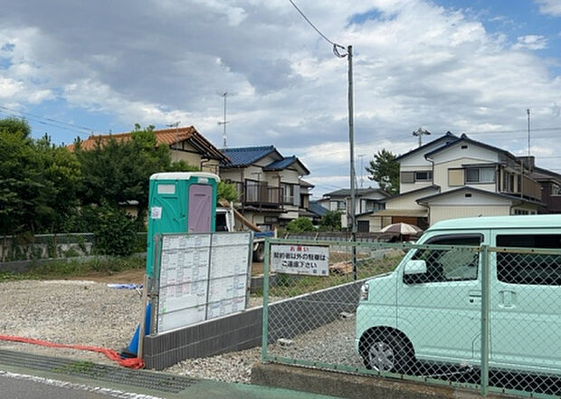 【外観_3】現地に行くなら、物件の周囲の地形がどうなっているかを見ることも大切です。周辺より低くなっている土地では、大雨などで水が集まりやすいため、地盤が弱くなっているということも考えられるため、注意が必要です。
