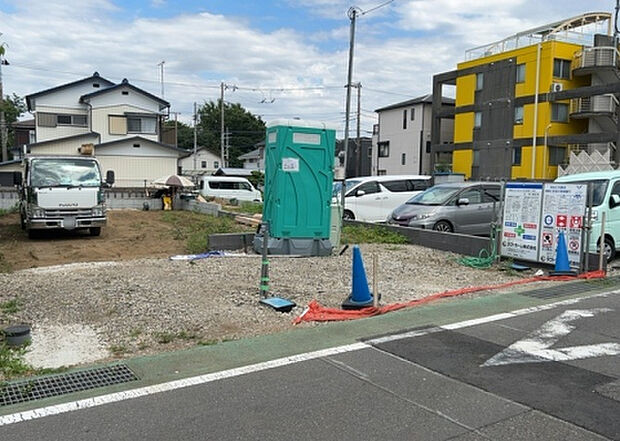 【庭_2】庭のある家に住むことのメリットとして、子どもたちの遊び場を確保できること、ガーデニングや家庭菜園を楽しめること、明るさを確保できることがあります。また、配置を工夫することでプライバシーが確保できます。