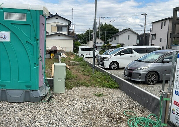 【玄関_2】玄関は、狭すぎると複数人で使いにくく、広すぎても無駄な空間になりがちです。最低2畳を目安にして、家の広さとの兼ね合いや家族の人数を考慮して決めるとよいでしょう。現地を見学して快適な玄関を選びましょう！