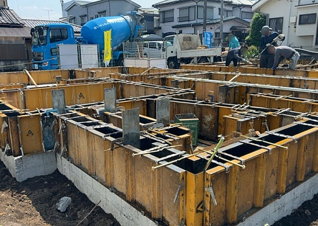 【庭_2】庭のある家に住むことのメリットとして、子どもたちの遊び場を確保できること、ガーデニングや家庭菜園を楽しめること、明るさを確保できることがあります。また、配置を工夫することでプライバシーが確保できます。